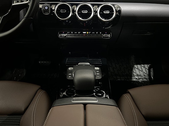 Mercedes-Benz A250 e 16 of 25