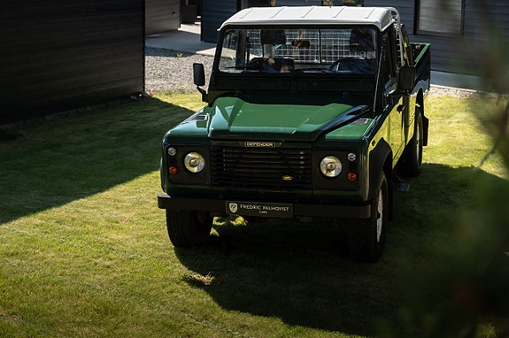 Land Rover Defender 110 2 of 5