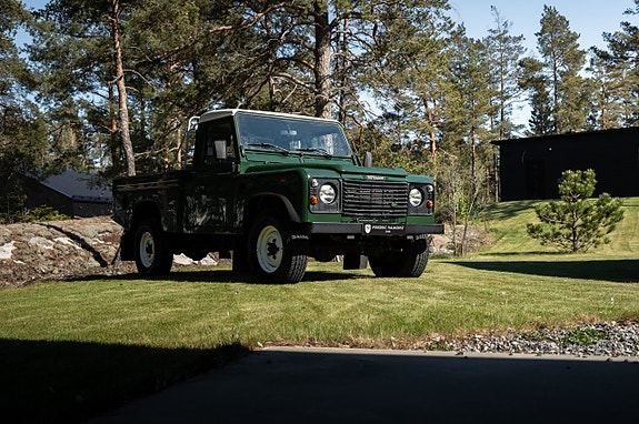 Land Rover Defender 110 5 of 5