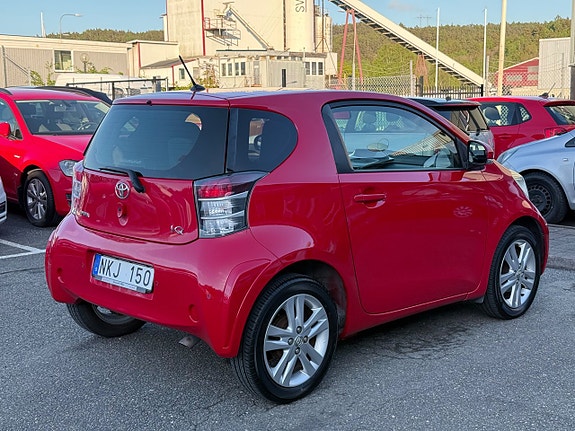 Toyota IQ 9 of 11