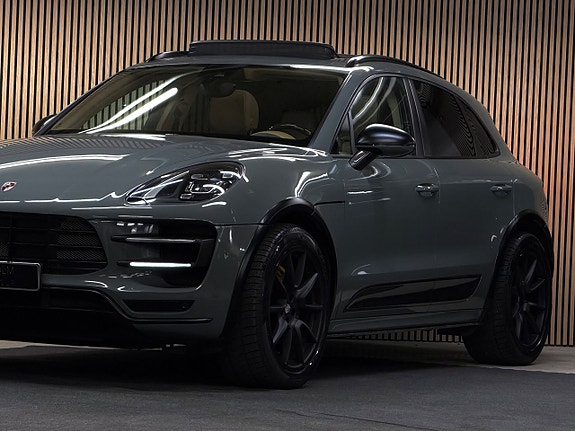 Porsche Macan Turbo 3 of 5