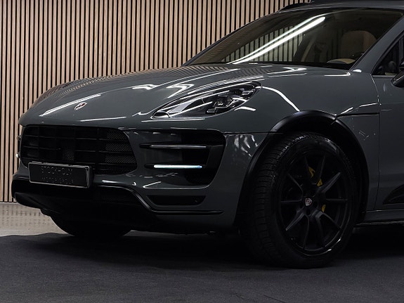 Porsche Macan Turbo 4 of 5