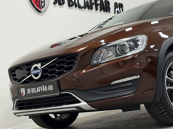 Volvo V60 Cross Country 2 of 5