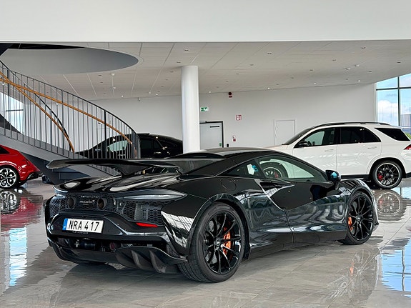 McLaren Artura 2 of 5
