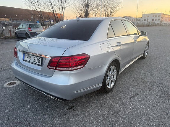 Mercedes-Benz E200 4 of 5