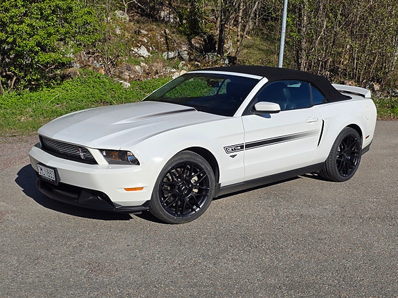 Ford Mustang 2 of 5