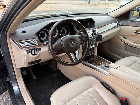 Mercedes-Benz E220 9 of 16