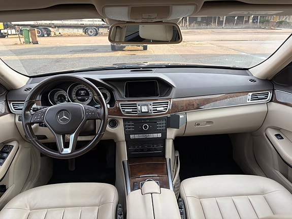 Mercedes-Benz E220 7 of 16