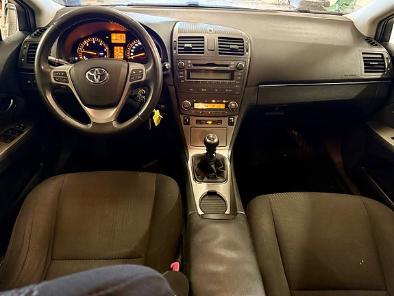 Toyota Avensis 9 of 15