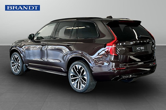 Volvo XC90 2 of 11