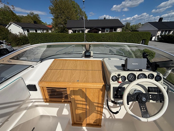 Sealine 210 Senator – Volvo Penta V6 DuoProp – nyservad och provkörningsklar 15 of 30