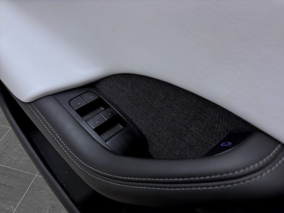Tesla Model S 14 of 18