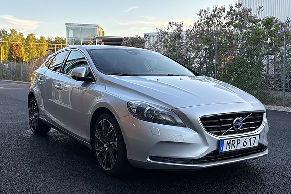 Volvo V40 2 of 5