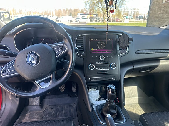 Renault Megane IV 4 of 5