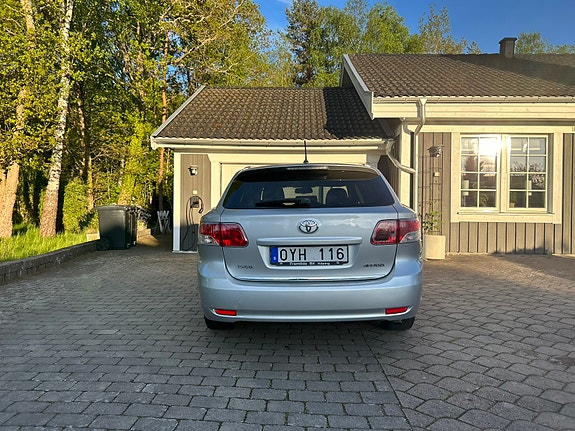 Toyota Avensis 4 of 5