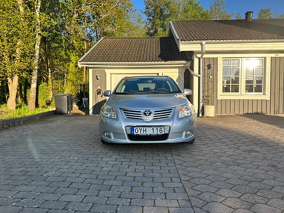Toyota Avensis 2 of 5