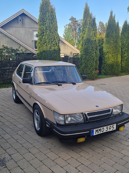 Saab 900 2 of 5