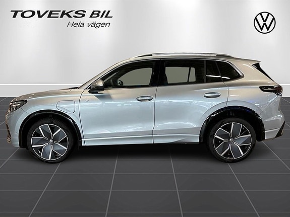 Volkswagen Tiguan 2 of 5