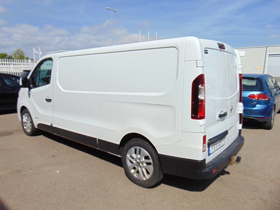 Nissan NV300 4 of 5