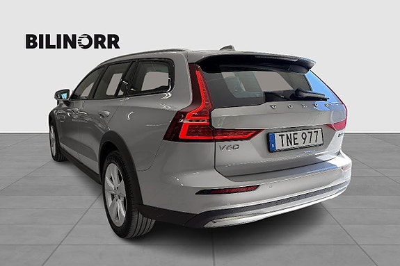 Volvo V60 Cross Country 2 of 5