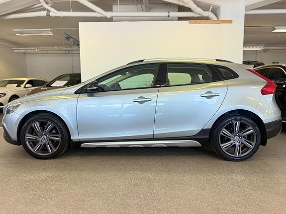 Volvo V40 Cross Country 2 of 5