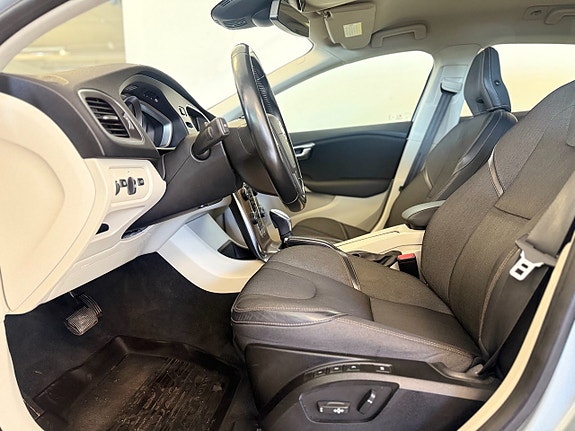 Volvo V40 Cross Country 11 of 13