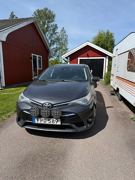 Toyota Avensis 2 of 4