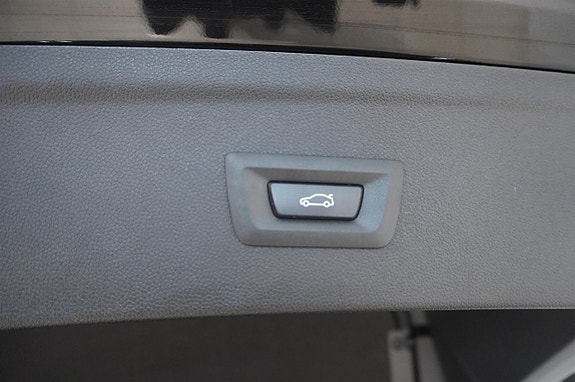 BMW iX 12 of 18