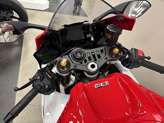 Yamaha YZF-R7 70th 4 of 9