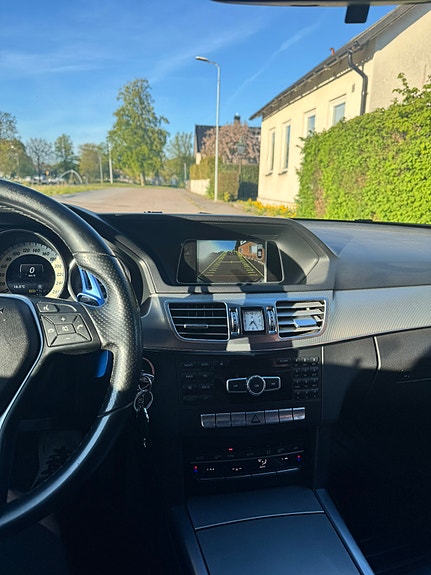 Mercedes-Benz E220 4 of 5