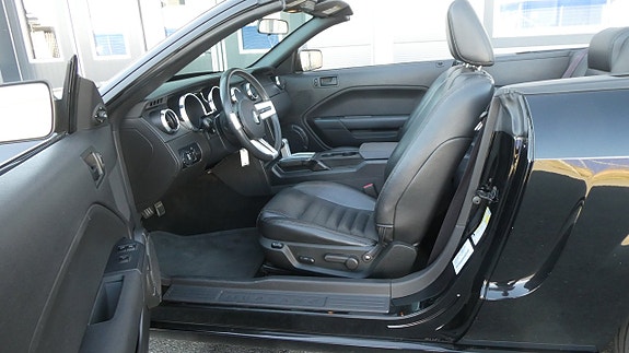 Ford Mustang 9 of 16