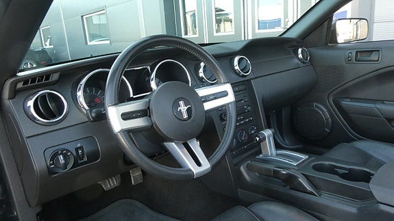 Ford Mustang 8 of 16
