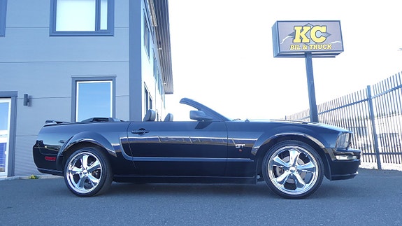 Ford Mustang 2 of 16