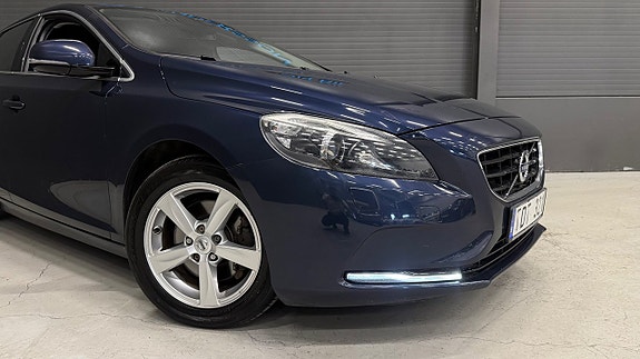 Volvo V40 3 of 27