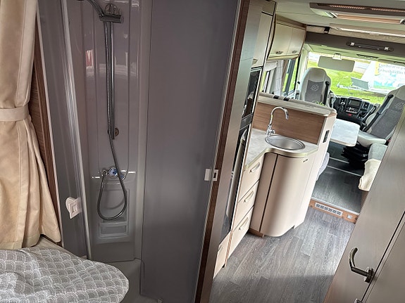 Knaus i 900 Aut L!VE I Långbädd ALDE Taksäng 2000 mil Årsskatt 4.881:- 1 Ägare 22 of 30