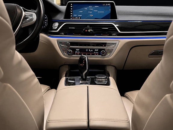 BMW 740Le 25 of 29