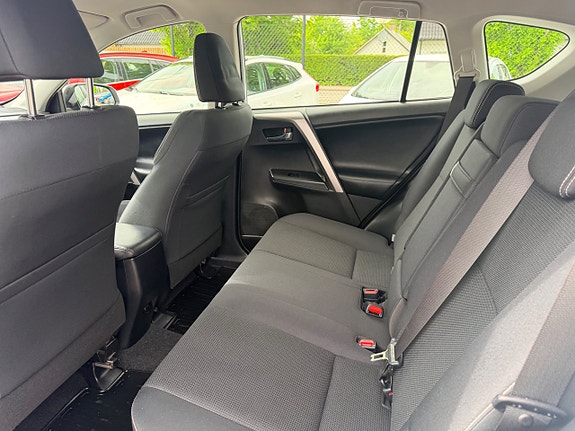 Toyota RAV4 16 of 28