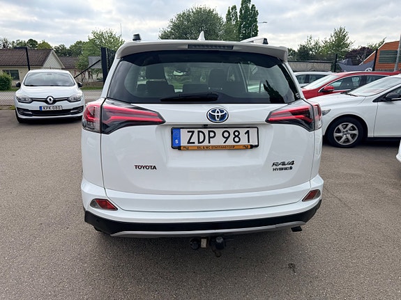 Toyota RAV4 4 of 5