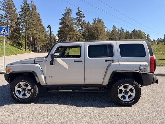 Hummer H3 2 of 5