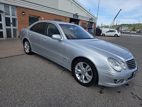 Mercedes-Benz E200 4 of 5
