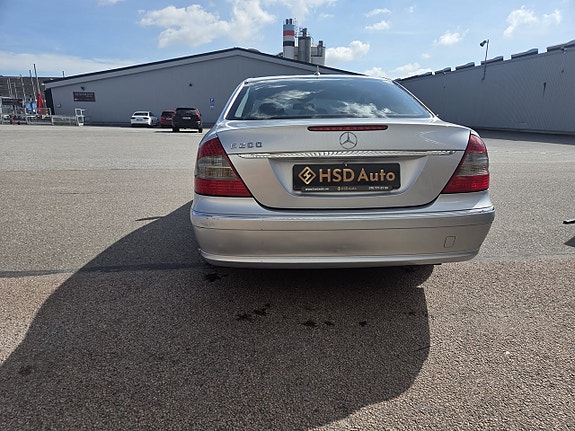 Mercedes-Benz E200 10 of 11