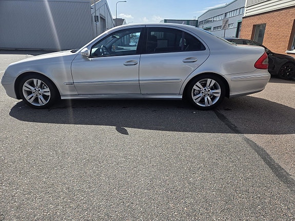 Mercedes-Benz E200 8 of 11