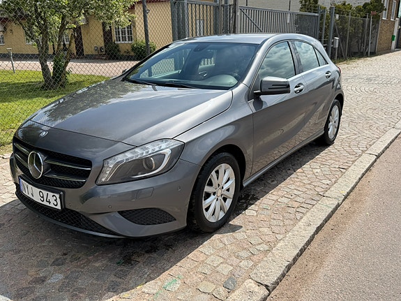 Mercedes-Benz A180 2 of 5