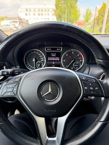 Mercedes-Benz A180 3 of 5