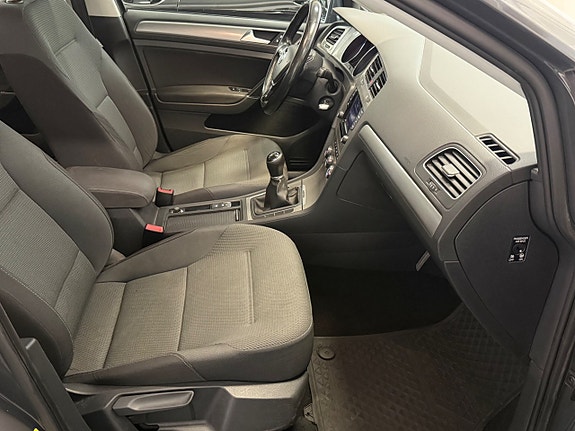 Volkswagen Golf VII 23 of 28