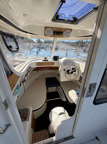 Quicksilver Pilothouse 580 3 of 5