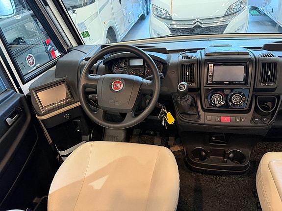 Pilote Galaxy G740 C Essential (150HK) Queensbed & taksäng! ALDE! Stort garage! Vinteranpassad! Ugn! 3 of 21