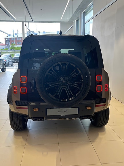 Land Rover Defender 110 4 of 5
