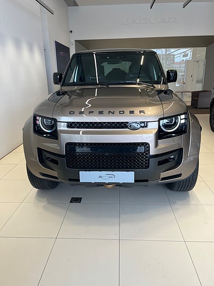Land Rover Defender 110 2 of 5