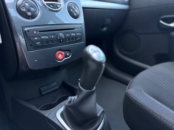 Renault Clio 18 of 22